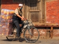 Fahrradfahrer mit Nepali Topi