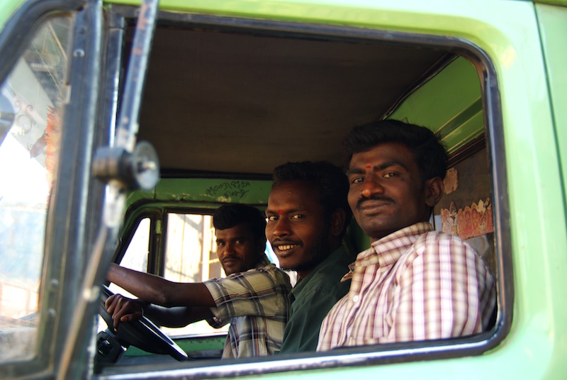 Inder sitzen im Tata-LKW in Bangalore