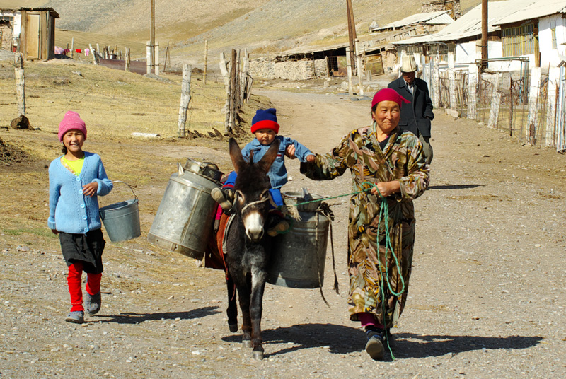 Dorfleben in Sary-Tash, Kirgistan (c) emmenreiter.de